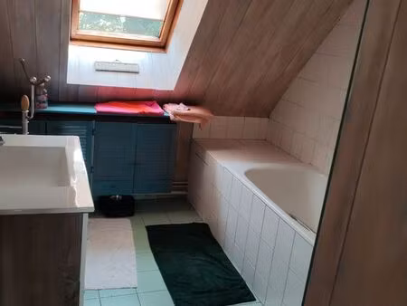 location d'une chambre dans une grande maison chez un retraité