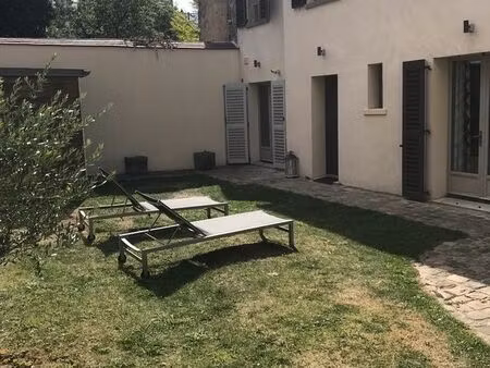 a vendre écrin de verdure en plein centre de versailles rive droite / maison de ville avec
