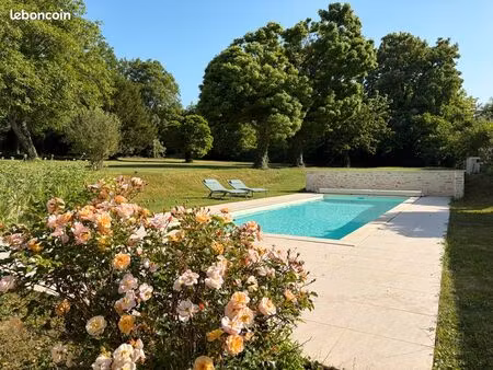 longère de caractère de 299 m² avec piscine chauffée et terrain de 2 500 m²