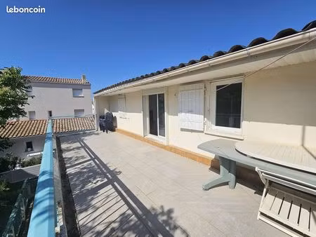t2 avec très grande terrasse proche mer