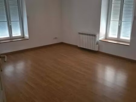 grand logement avec douche et baignoire