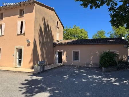 à louer : local professionnel avec parking de 82 m2 à carpentras