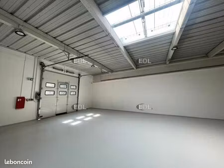 local d'activité 980 m²