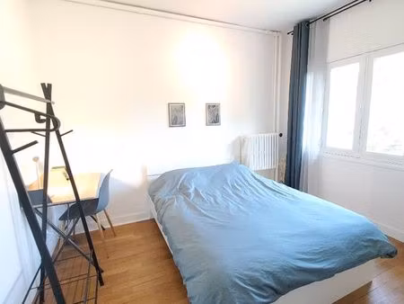 logement dans un écrin de verdure / grand jardin