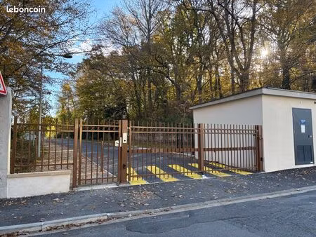 place de parking extérieure sécurisée – proche gare de melun – disponible immédiatement