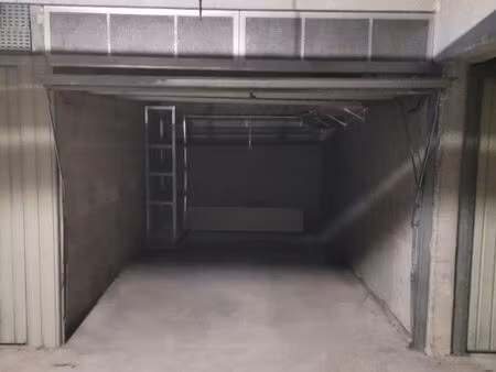 box fermé 12 5 m² – sécurisé – 2 55 x 4 90 m – torcy (5 min rer a)