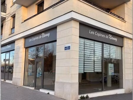 local commercial 84 m² st cyr l'ecole