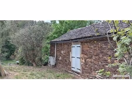 maison typique en pierres aveyronnaises avec jardin