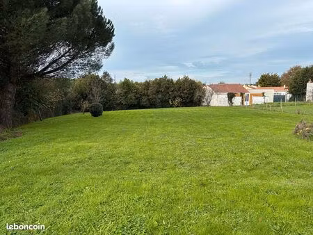 terrain 1300 m² vairé