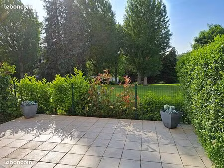 dans magnifique parc de 6ha f2 lumineux 24m2 avec terrasse et cave
