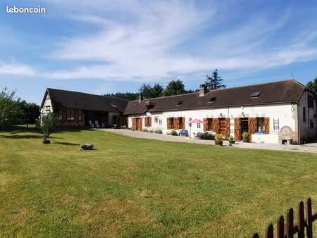 très belle longère de 9 pièces dans un cadre verdoyant et
