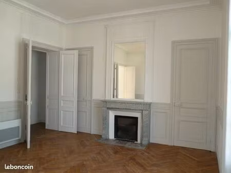 bureau 76 m²