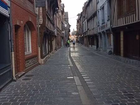 grande cave avec fenêtre cœur historique d'honfleur