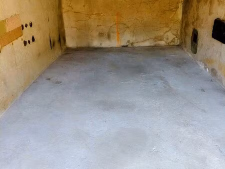 ? garage fermé avec mezzanine – stockage / moto/ auto