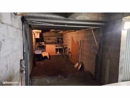 box avec porte fermée individuelle dans petite résidence à vigneux sur seine