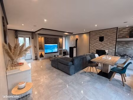 maison familiale rénovée avec terrasse bois et vue nature