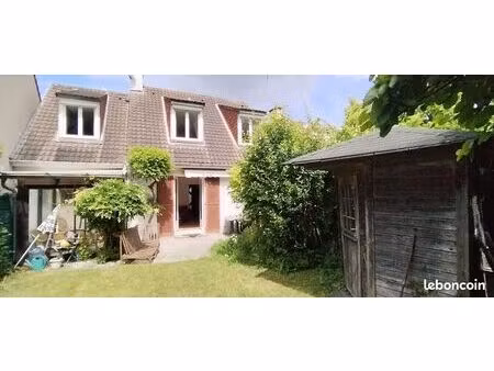 maison de 4 pièces - 2 salles de bains - terrain de 300 m2 environ - 1390 euros par mois c