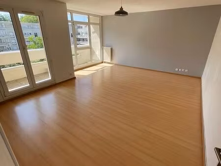 f5 avec balcon et parking