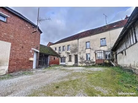 immeuble de 9 appartements - 4 appartements loués et 5 à rénover entièrement