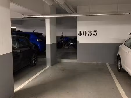 grande place de parking dans résidence sécurisée