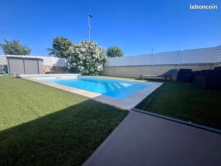 maison moderne plain pied avec piscine chauffée