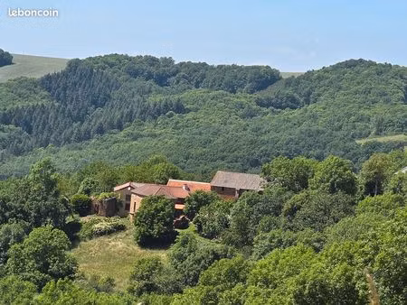 corps de ferme avec dépendances  source  et 4 ha sans fermage dans le sud-aveyron  avec be