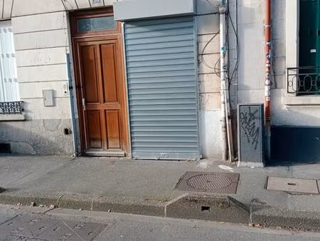 local mixte avec cour privative