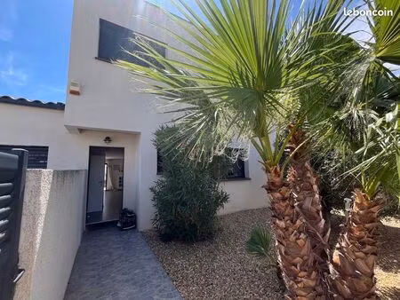 villa récente avec piscine
