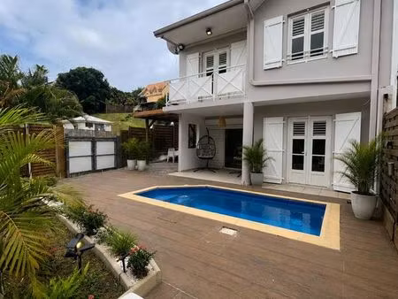 superbe maison mitoyenne f4 avec piscine chauffée et espaces extérieurs aménagés