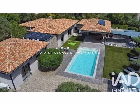 villa 5 pièces 233 m²
