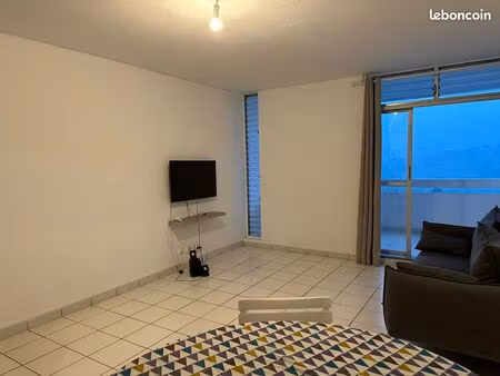appartement f3 situé à ducos dans une cité
