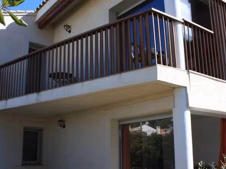 coquet haut de villa-vue mer-plage a 100m-le brusc 83140