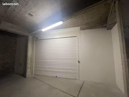 2 énormes box 70m² loués 9000 euros annuels