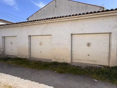 parking/box 45 m² saintes