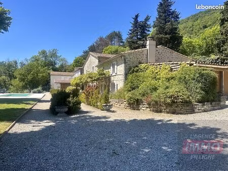 maison 25 pièces 700 m²