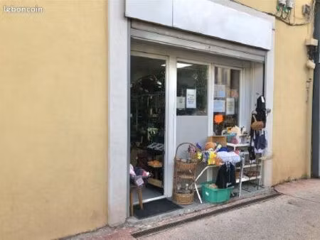 local commercial loué — 7 2 % brut — 83 000