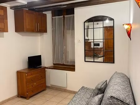 loue beau petit studio meublé