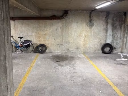 place de parking souterrain fermé