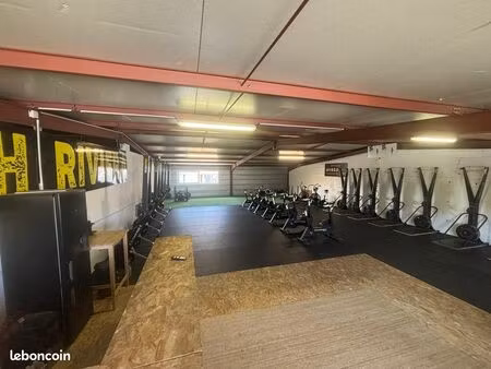 local professionnel 200 m² – zac delli-zotti saint-raphaël – forte visibilité – parking