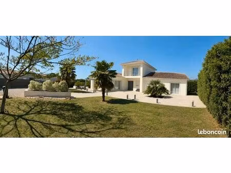maison familiale de 190m2 habitables (+ véranda et cellier)  4 chambres dont de suites (1 