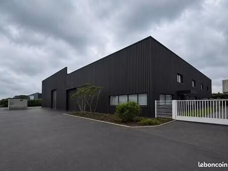 local d'activité 900 m²
