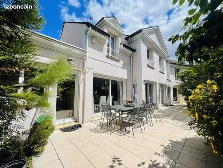 pavillon 8 pièces 231 m²