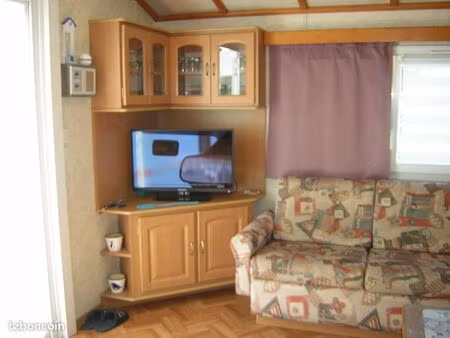 mobil-home sur terrain au domaine des pins dans parc résidentiel de loisirs à marennes pla