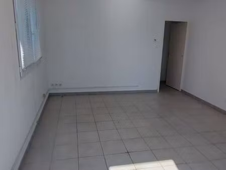 local d'activité / entrepôt 70 m² avec bureau et extérieur – idéal artisan / profession li