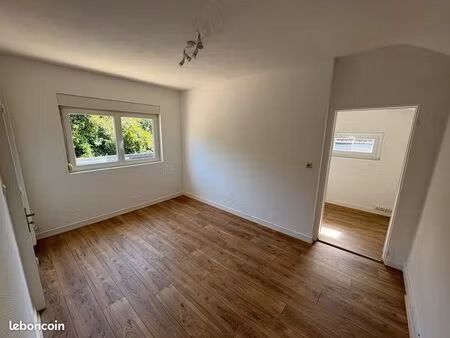 local professionnel 130 m² – 6 bureaux + grande salle – rue barbès bourges – refait à neuf