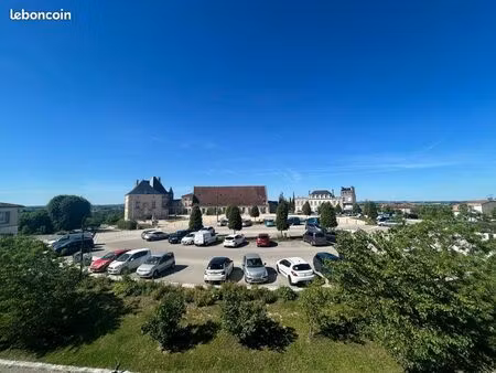 t3 entièrement rénové avec garage et jardin - centre de barbezieux