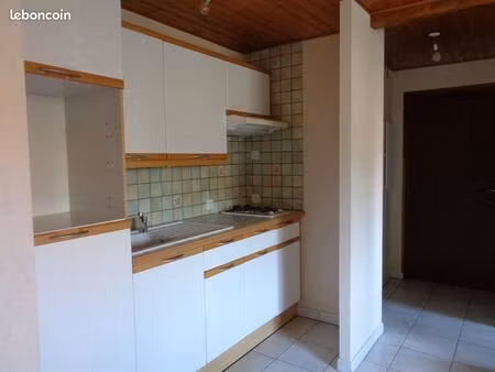 loue t 2 de 33 m2 à gonsans avec garage