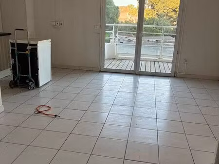 t2 40 m2 grand balcon et parking la seyne