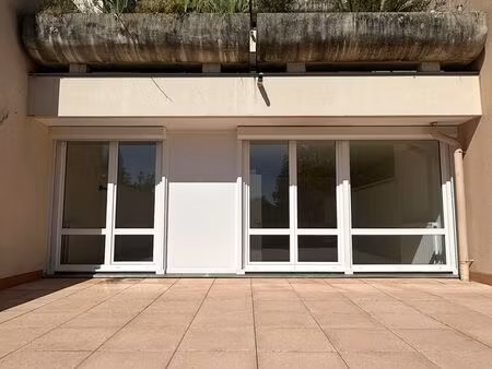 beau t1 refait à neuf avec terrasse de 35 m²  emplacement arboré et calme