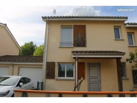 maison à étage  avec jardin dans une résidence privée sécurisée